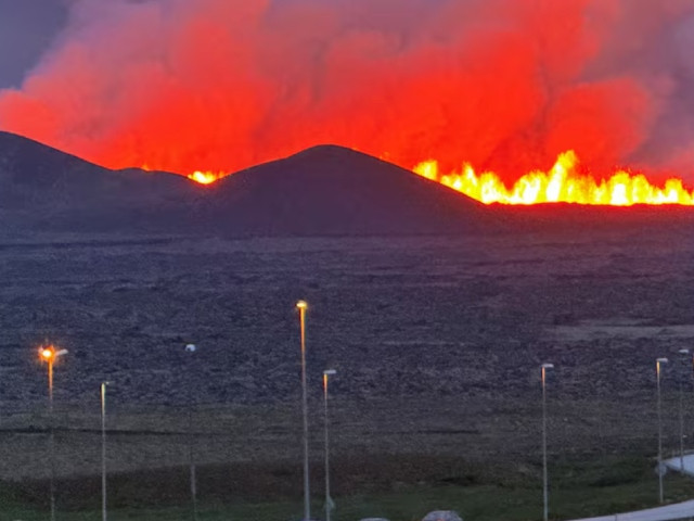 冰岛火山爆发，喷出熔岩