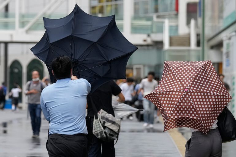 随着台风安布尔的逼近，日本下令撤离