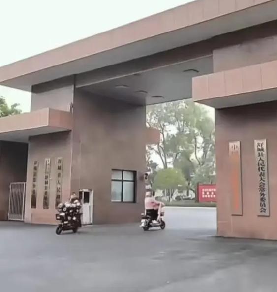 县长回应县政府大院“随便进”，大院一直以来都是开放的，县政府大院随便进，开放模式持续不变