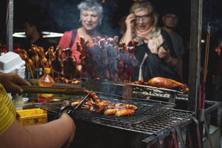 街头美食海报，是城市文化的重要组成部分，也是人们了解城市美食文化的重要窗口。在城市的各个角落，街头美食海报以其独特的视觉元素和表达方式，吸引着过往行人的目光，让人们无法抗拒其诱惑。街头美食海报图片