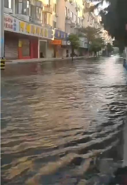 广西北海大量海水倒灌街道，市民称“水深至膝盖”，专家释疑，广西北海海水倒灌街道，市民称水深至膝盖，专家释疑