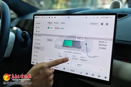 一名新能源车主正在查看充电情况。乌鲁木齐晚报 记者迪丽娜尔·加力肯摄