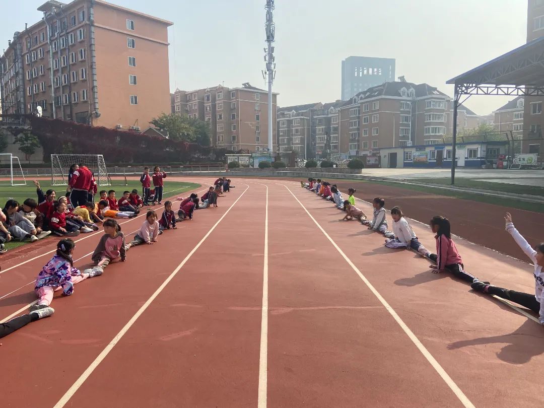 “趣味运动 多彩童年”——庙岭小学“阳光体育赛事”柔韧接力赛，庙岭小学阳光体育赛事，柔韧接力赛，趣味运动 多彩童年