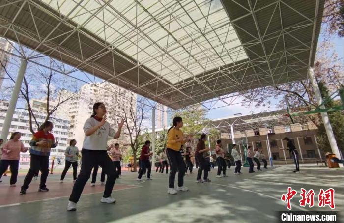 图为兰州大学附属中学的体育课上，从教38年的体育教师黄庆教授学子篮球技巧。　张婧 摄